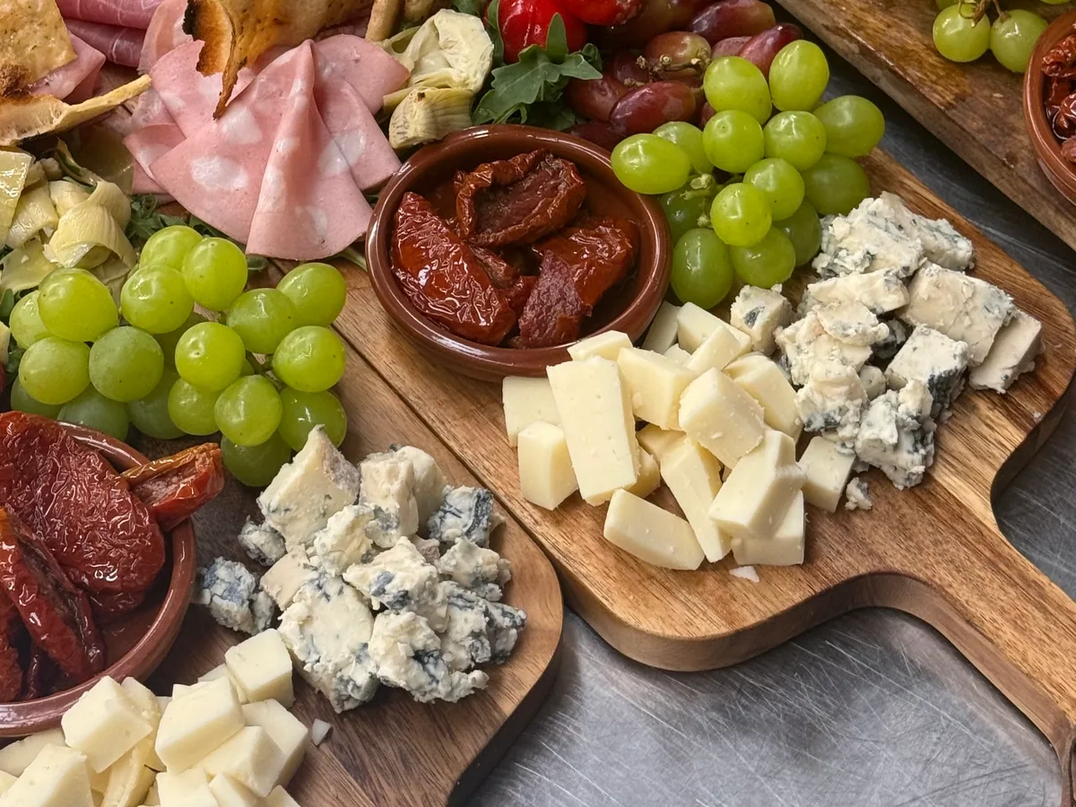 Huisgemaakte Italiaanse antipasti voor bedrijfscatering