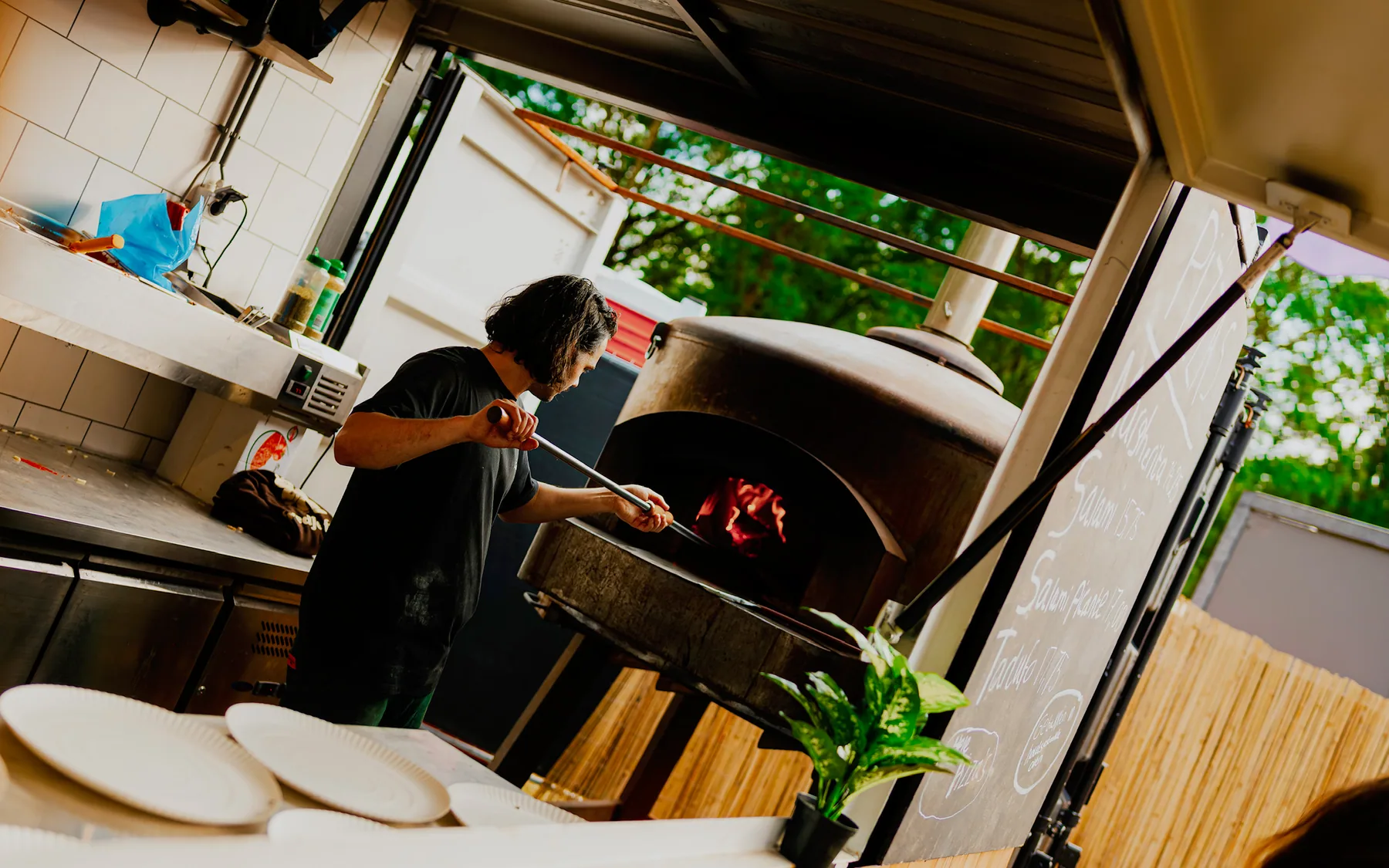 Pizzabakker van Fratelli e Pizza bij een mobiele houtoven op locatie