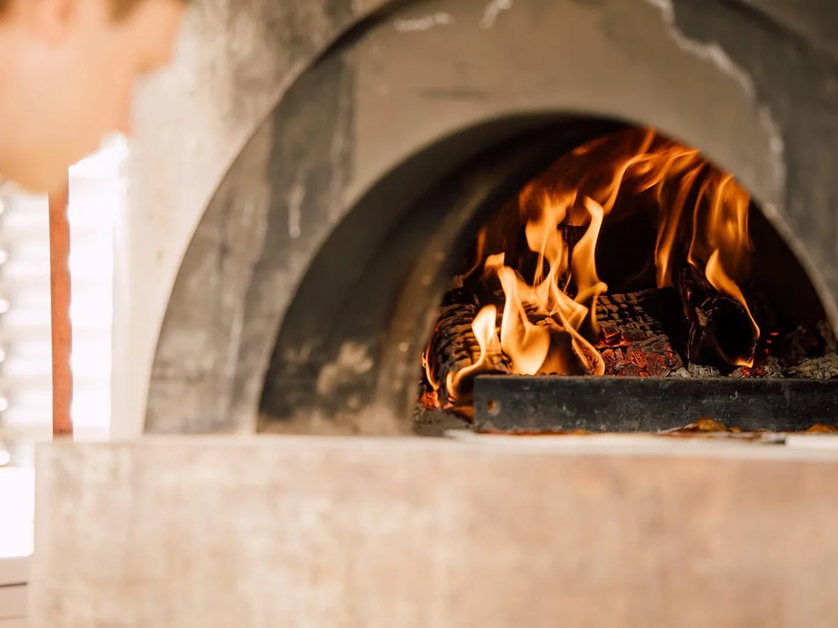 Houtgestookte pizzaoven van Fratelli e Pizza op locatie