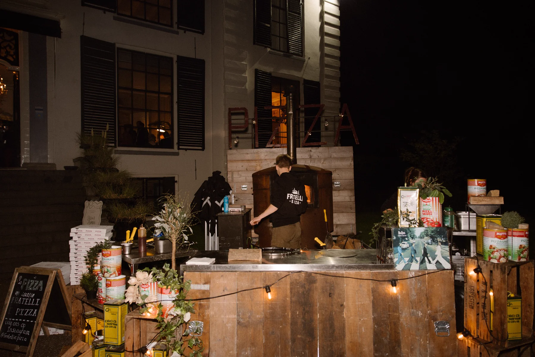 Pizza catering met mobiele houtoven op locatie in Amsterdam