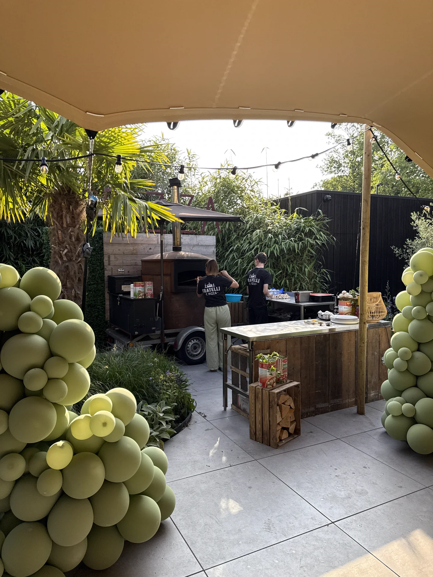 Pizzabakkers aan huis met mobiele houtoven voor een Italiaans feest en bruiloft