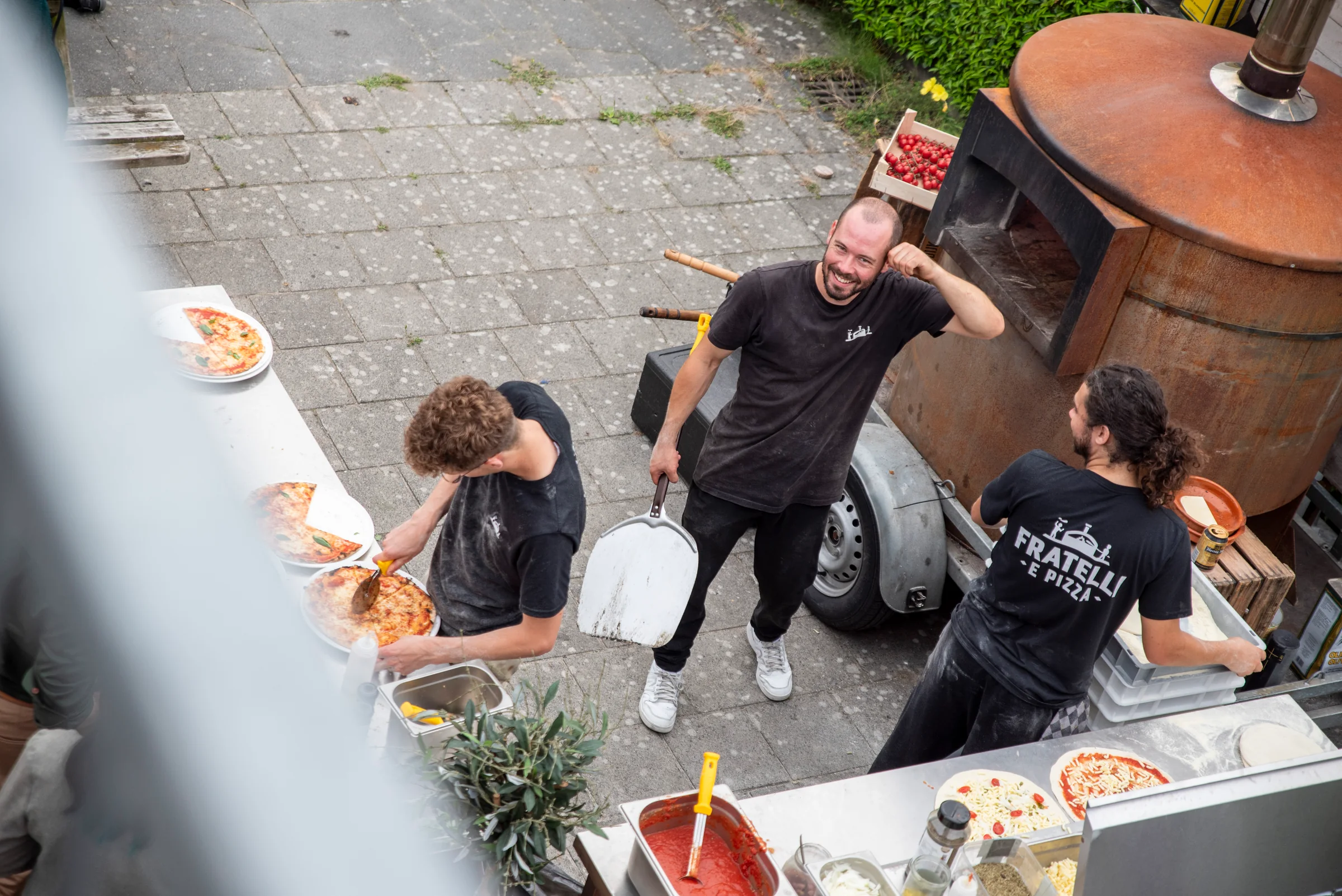 Team van Fratelli e Pizza bakt verse pizza’s rond een mobiele houtoven op locatie