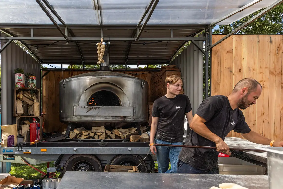 Pizza catering met mobiele houtoven op locatie in Amstelveen