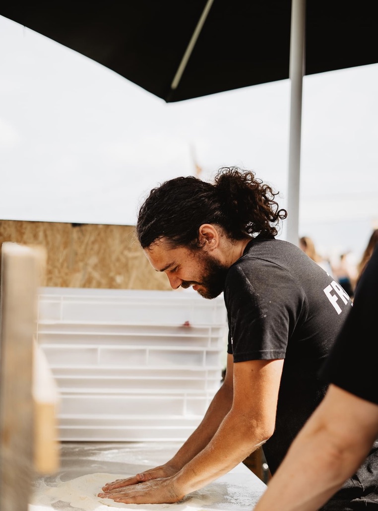 Team van Fratelli e Pizza bereidt vers pizzadeeg achter de schermen van een festival