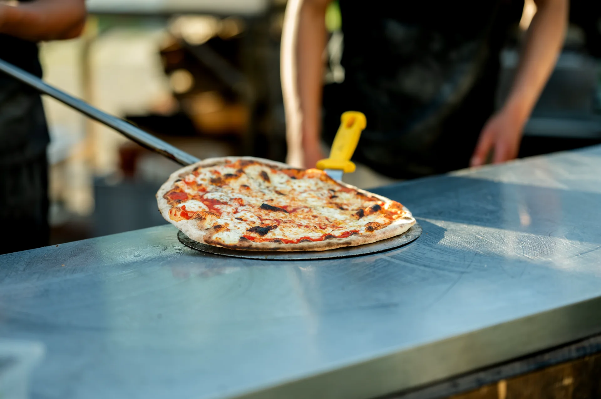 Versgebakken pizza tijdens particuliere catering van Fratelli e Pizza