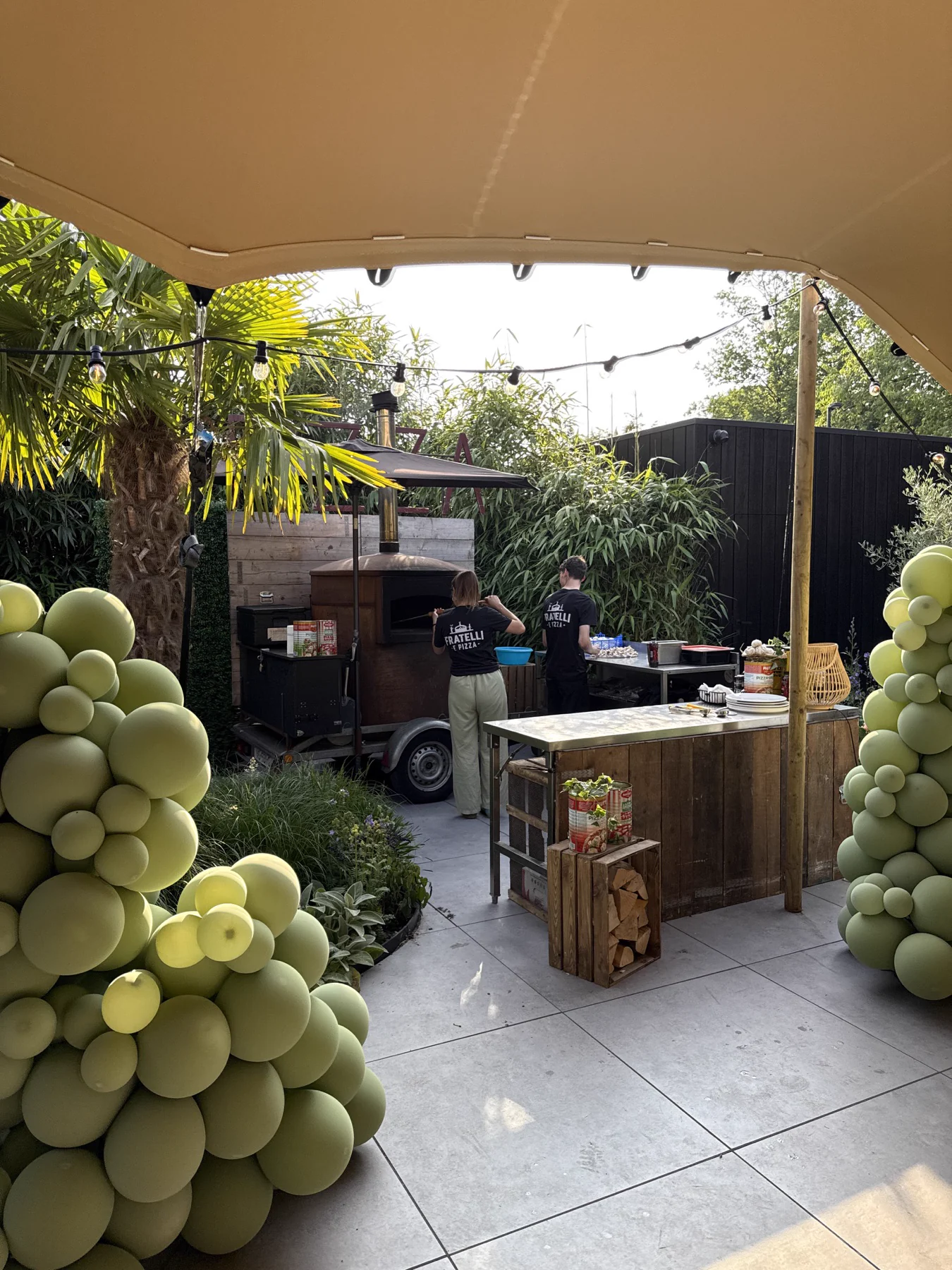 Fratelli e Pizza bouwt de mobiele houtoven op voor een particulier feest