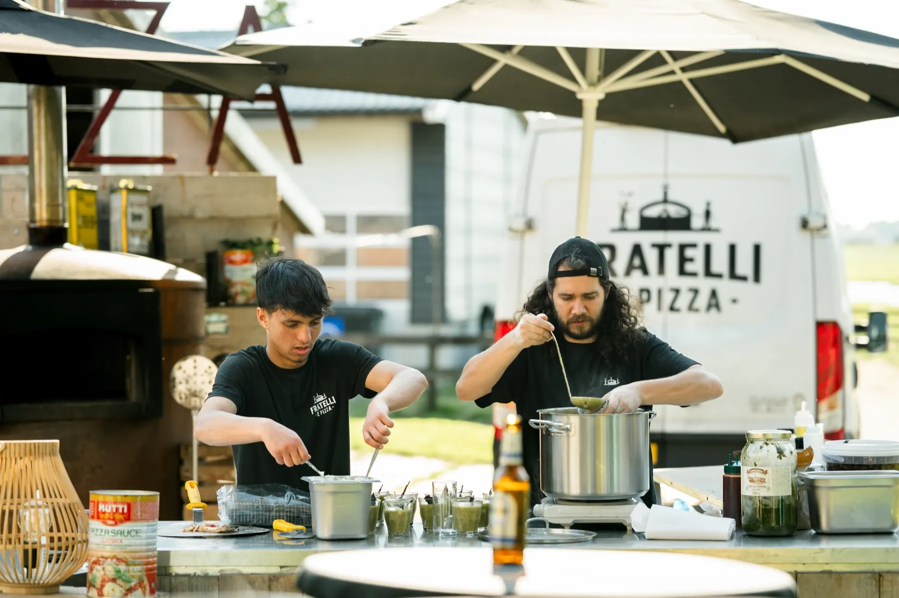Pizza catering met mobiele houtoven op locatie in Leiderdorp